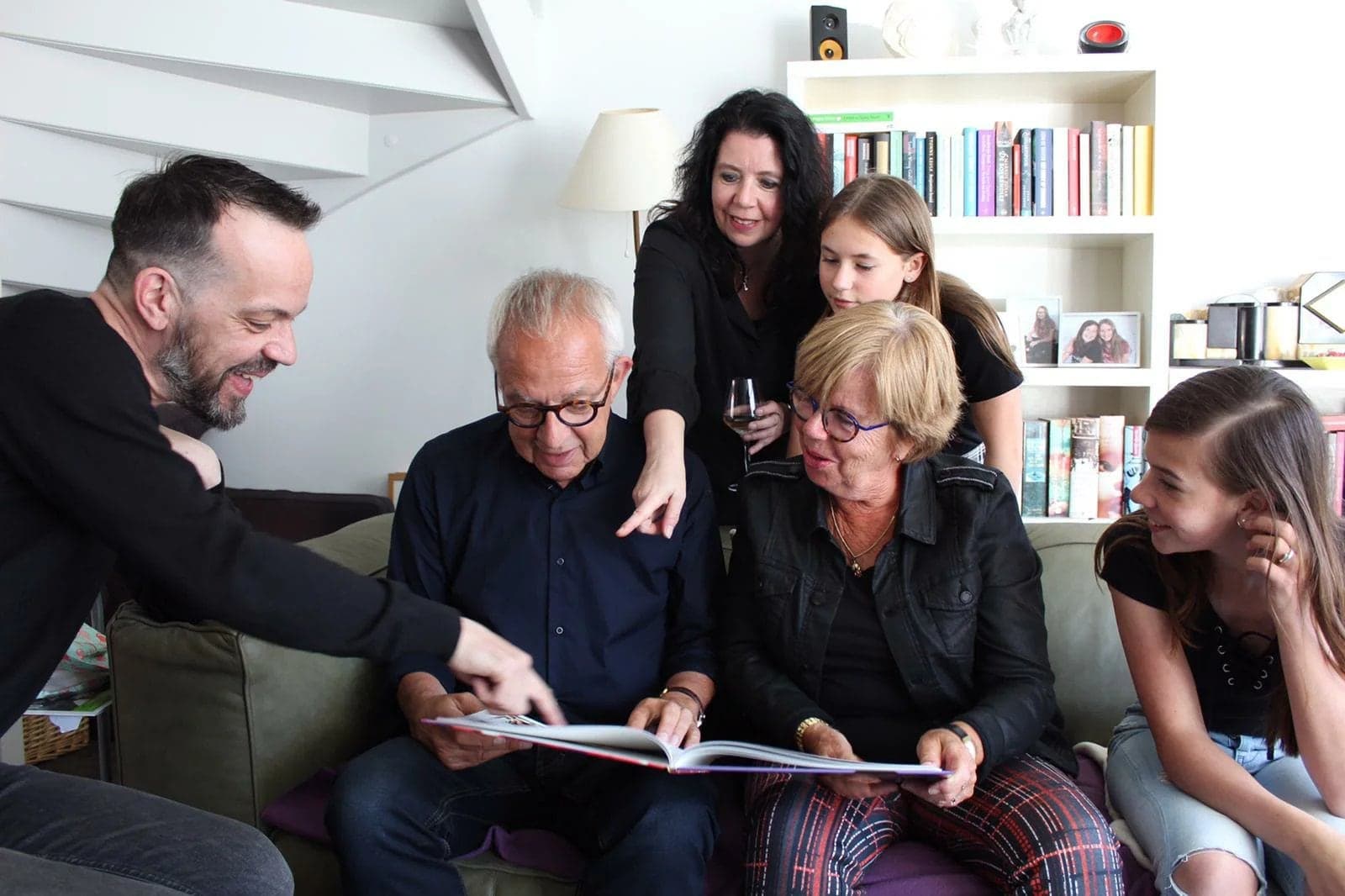 De familie Haasjes bekijkt samen een fotoboek